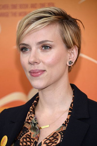 Hai lần được tạp chí dành cho đàn ông Esquire vinh danh là người phụ nữ đương đại hấp dẫn nhất, Scarlett Johansson đã có một sự nghiệp đầy ấn tượng trong các phim bom tấn Hollywood. Cô hiện đang đảm nhận vai diễn Black Widow trong vũ trụ điện ảnh Marvel. Nữ diễn viên đã 4 lần được đề cử Quả cầu vàng cho vai diễn trong các bộ phim 