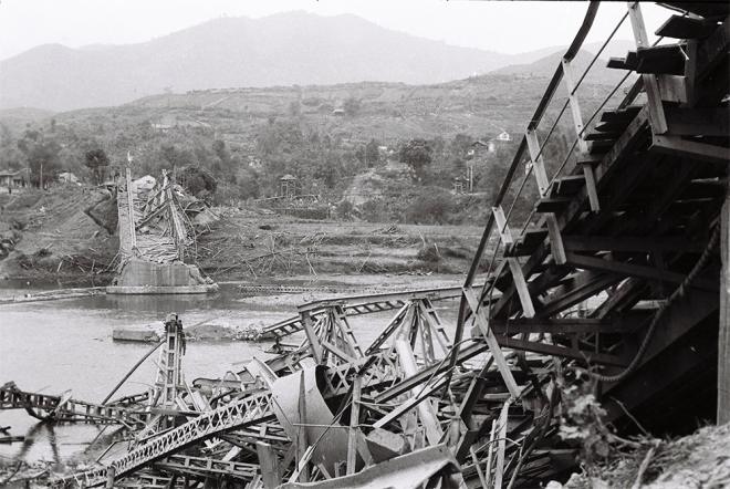 Từ ngày 17/2/1979 đến 18/3/1979 khi Trung Quốc rút quân, nhiều bản làng dọc biên giới phía Bắc bị tàn phá nặng nề. Đạn pháo tầm xa phá hủy nhà cửa, trường học, bệnh viện, cầu cống, người dân bị giết hại.  Cầu sông Bằng (Cao Bằng) bị quân Trung Quốc đánh sập.