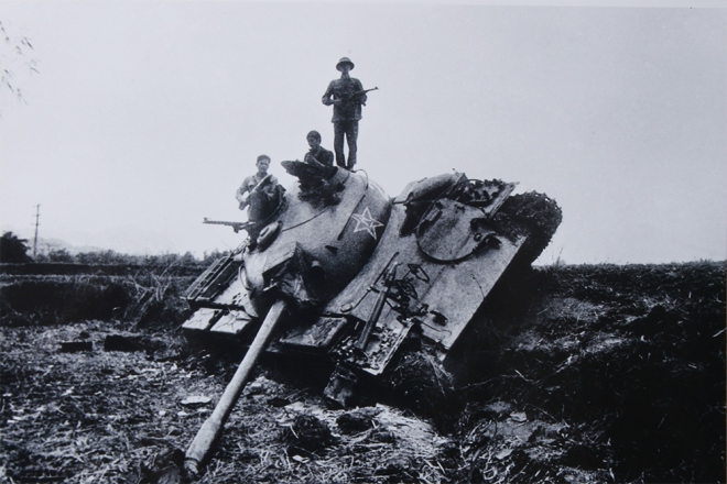 Xác xe tăng Trung Quốc bị bắn gục tại bản Sẩy (Hòa An, Cao Bằng). Bộ đội bám trụ từng hốc suối, bìa rừng, đánh bật quân Trung Quốc lùi dần về phía đường biên. Báo Quân đội nhân dân số Thứ Sáu, ngày 23/2/1979 đăng 