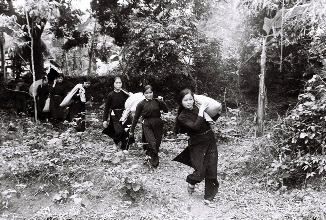 Các thiếu nữ dân tộc Tày chuyển lương thực cho bộ đội. Khi lệnh Tổng động viên được ban bố ngày 5/3, Trung Quốc tuyên bố rút quân vì đã 