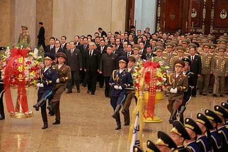 Nhà lãnh đạo Kim Jong Un dự lễ kỷ niệm 75 năm ngày sinh cố lãnh đạo Kim Jong Il (Nguồn: AFP)
