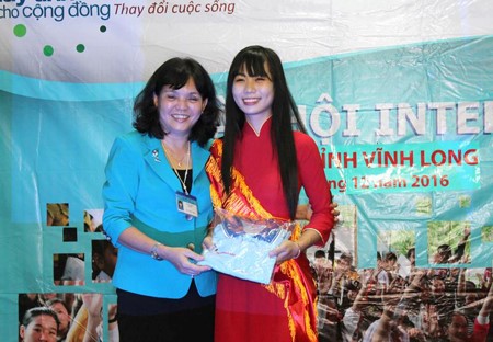 Bà Đỗ Thị Thạch – Giám đốc thư viện tỉnh Vĩnh Long phát thưởng cho các em trúng giải.