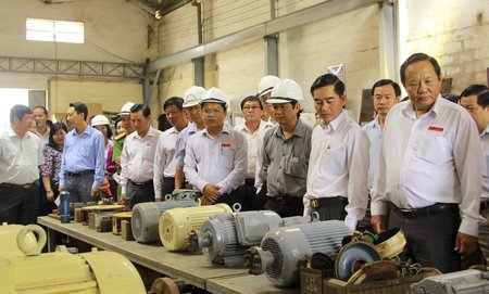  Đại biểu tham quan khu vực sản xuất, sửa chữa của nhà máy.