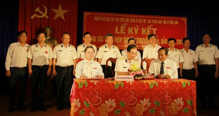 Lãnh đạo Ban Tuyên giáo Tỉnh ủy Vĩnh Long, Thành ủy TP Cần Thơ, Nhà máy X55 Hải quân ký kết phối hợp tuyên truyền biển, đảo năm 2017.