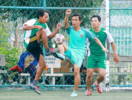 Trận chung kết bóng đá Sở Y tế (áo xanh nhạt) giành chiến thắng 1-0 trước TTYT TX Bình Minh.