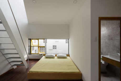 Phòng ngủ với nhiều mặt thoáng nhưng kín đáo bằng hệ kính 1 chiều.