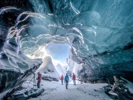 Vatnajökull, Iceland: Sông băng rộng lớn nhất ở Iceland cũng là một trong những địa điểm đẹp nhất tại đất nước này. Khung cảnh dưới lớp băng giống như đến từ một thế giới khác với những hang động bằng đá, hẻm núi và cả núi lửa.