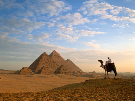 Cụm kim tự tháp Giza, El Giza, Ai Cập: Ba kim tự tháp tại khu mộ Giza được coi là những điều bí ẩn kì diệu của nghệ thuật kiến trúc. Chúng ta không bao giờ có thể biết được khi nào và bằng cách nào những người Ai Cập cổ đại có thể xây dựng nên những kì quan này.
