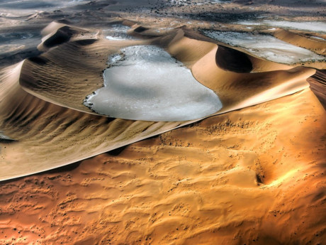 Sa mạc Namibia: Những cồn cát màu đỏ và cả những cây xương rồng làm cho sa mạc Namibia trông giống như một sao hỏa thu nhỏ tồn tại trên trái đất. Sa mạc này cũng chính là địa điểm ghi hình của bộ phim nổi tiếng “Mad Max: Fury Road”.