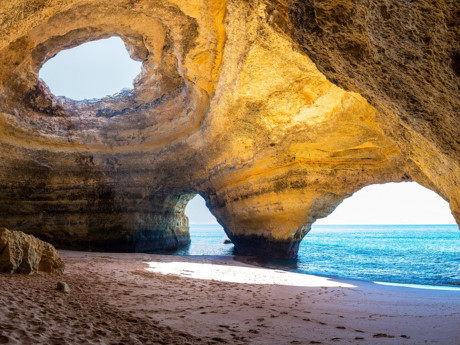 Benagil Sea Cave, Algarve, Bồ Đào Nha: Bờ biển phía nam của Bồ Đào Nha được tạo nên bởi những bãi biển và cả những hang động tuyệt đẹp. Tại bãi biển Benagil du khách sẽ bắt gặp một hang động độc đáo hình vòm trời, đây cũng là nơi thu hút hàng ngàn lượt khách tham quan mỗi năm.