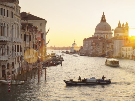 Venice, Ý: Trong rất nhiều những thành phố đẹp tuyệt vời tại Ý, du khách vẫn tìm thấy một sự hấp dẫn đầy mê hoặc trên những con kênh ngập nắng của Venice.