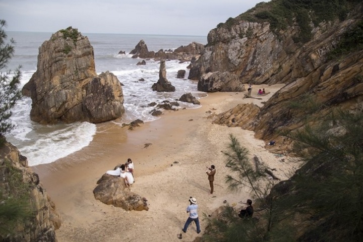 Bãi biển Đá Nhảy nằm ở phía bắc đèo Lý Hoà, thuộc huyện Bố Trạch, Quảng Bình. Nơi đây có núi đá, cột đá to nhỏ với hình thù khác nhau kéo dài ra đến bờ biển.