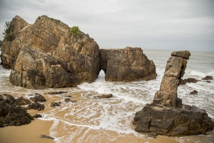 Tạo hình độc đáo của các tảng đá, cột đá bên bờ biển.