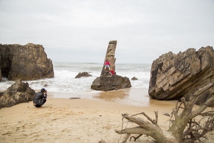 Trụ đá sừng sững bên bờ biển khiến nhiều du khách thích thú.