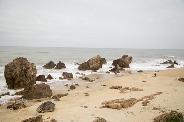 Theo người dân địa phương, mỗi khi có sóng xô, trông đá như những con cóc lớn nhảy trên sóng, tạo nên hàng loạt âm thanh rì rào khác nhau. Có lẽ vì vậy mà cái tên Đá Nhảy được dùng để ghi dấu nét riêng của bãi biển này.