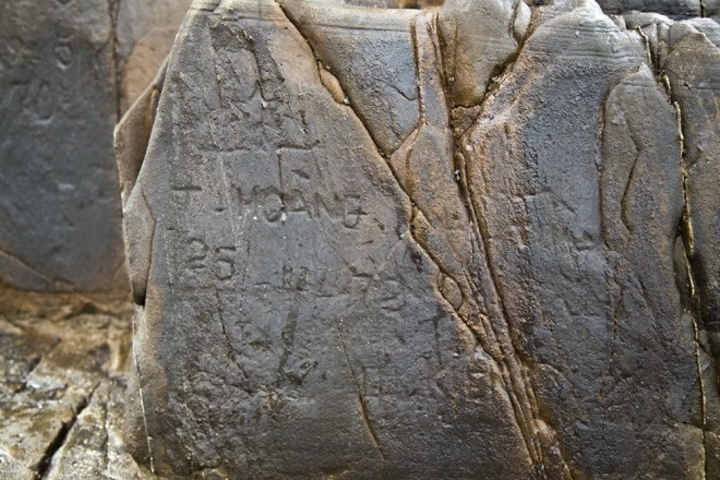 Nhiều người đến thăm quan bãi Đá Nhảy đã khắc tên lên các tảng đá.