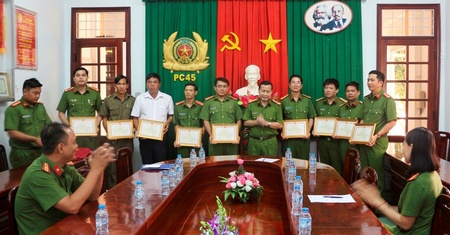Đại tá Phạm Văn Ngân- Phó Giám đốc Công an tỉnh Vĩnh Long trao giấy khen cho các tập thể, cá nhân có thành tích xuất sắc.