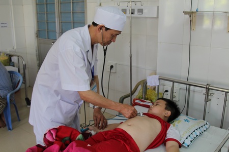 Các trẻ bị ngộ độc thực phẩm trong Bệnh viện đa khoa tỉnh Vĩnh Long ngày 11/2.