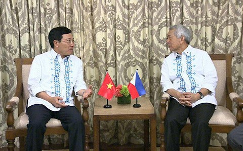 Phó thủ tướng Việt Nam Phạm Bình Minh, trái, cùng Ngoại trưởng Philippines (Ảnh: BNG)
