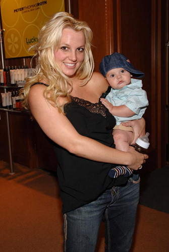 Tháng 11/2007, Britney Spears và Kevin Federline chính thức li hôn sau cuộc hôn nhân kéo dài 2 năm 1 tháng với lý do khó có thể hòa giải.