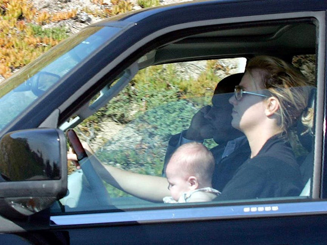 Có thể thấy bức ảnh chụp hồi tháng 2/2006, Britney Spears một tay lái xe hơi và một tay giữ cậu con trai Sean Preston đang chơi ngay trên lòng của mình. Nếu không cẩn thận, tình huống nguy hiểm có thể xảy ra bất cứ lúc nào.