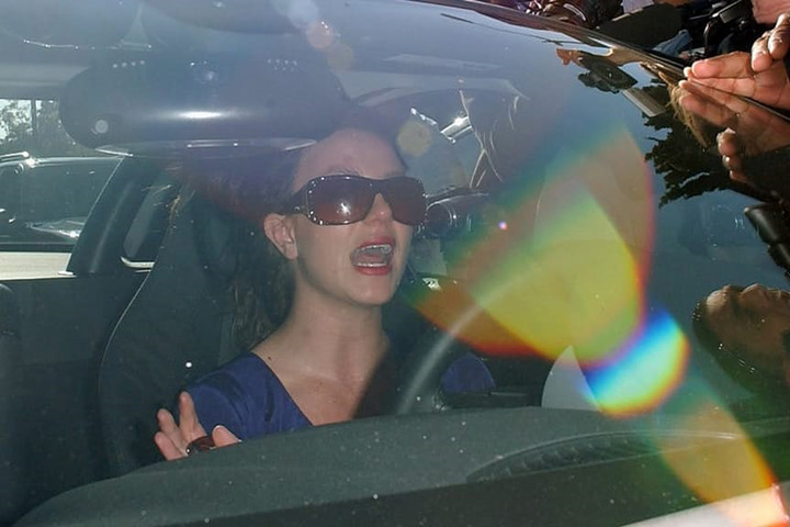 Vừa hát vừa lái xe là một trong những thói quen của Britney Spears. Đã có lúc cô gặp rắc rối với hành động này. Cụ thể ngày 6/8/2007, nữ ca sỹ đã đâm phải một chiếc xe khác đang đậu ở bãi khi đang tìm chỗ đỗ xe, gây thiệt hại tài sản
