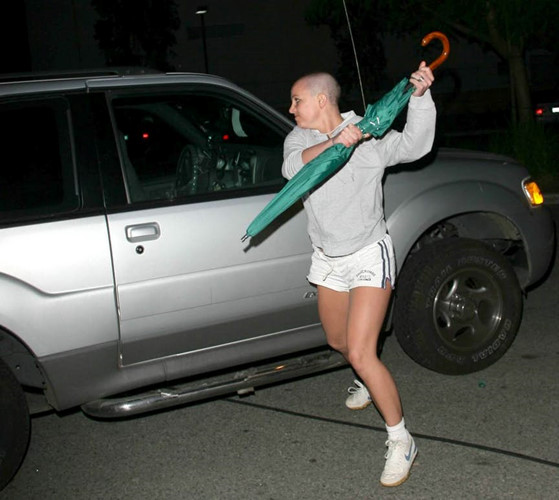Vào tháng 6/2007, Britney đã nổi khùng lên với paparazzi. Andrew Deetz – nhiếp ảnh gia của Flynet tuyên bố Britney đã ném cái chai sữa của trẻ em vào Kyle Henderson – nhà quay phim đang theo đuổi những sự kiện của Spears ở Wynn Hotel & Casino và đe dọa sẽ giết anh ta trong buổi biểu diễn tại Sin City. Để phản hồi lại, Britney Spears đã tuyên bố cô chỉ tự vệ và cậu con trai 22 tháng tuổi Sean Preston thậm chí còn bị đánh bằng máy quay của Henderson trước đó.