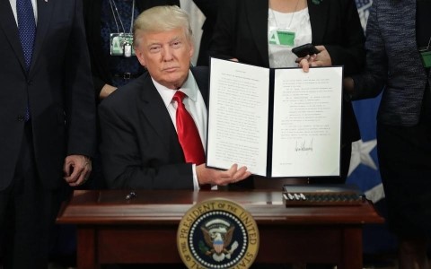Một sắc lệnh được Tổng thống Donald Trump ký thông qua. Ảnh: AP