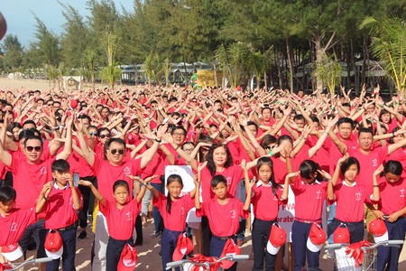 Dàn đồng ca ngoài trời có gần 1.000 cán bộ, nhân viên Công ty TNHH Bảo hiểm nhân thọ Prudential Việt Nam tham gia