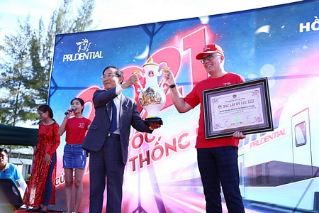 Đại diện Tổ chức kỷ lục Việt Nam tặng chứng nhận xác lập kỷ lục dàn đồng ca ngoài trời có nhiều người tham gia nhất.