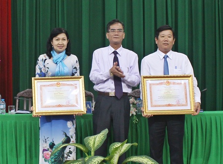 Ông Lê Quang Trung trao bằng khen của Thủ tướng Chính phủ cho 2 cá nhân xuất sắc năm 2011- 2015 góp phần vào sự nghiệp xây dựng chủ nghĩa xã hội. 