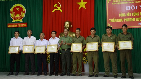 Thiếu tướng Lê Văn Út- Giám đốc Công an tỉnh trao bằng khen của Bộ Công an cho các tập thể đạt thành tích trong công tác phòng chống tội phạm.