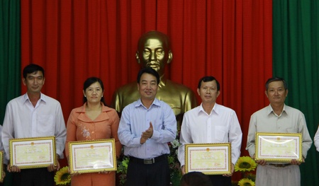 Phó Chủ tịch UBND tỉnh- Lữ Quang Ngời tặng bằng khen cho các cá nhân thực hiện tốt phong trào Toàn dân bảo vệ an ninh Tổ quốc.