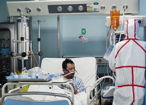Một bệnh nhân nhiễm cúm gia cầm H7N9 được điều trị tại Bệnh viện Vũ Hán ở Vũ Hán, tỉnh Hồ Bắc, Trung Quốc, ngày 12/2/2017. Ảnh: Chinatopix