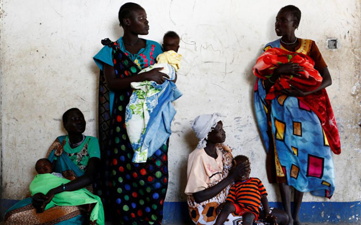 Những bà mẹ trẻ bế những đứa con suy dinh dưỡng chờ đợi cứu trợ của cộng đồng quốc tế.