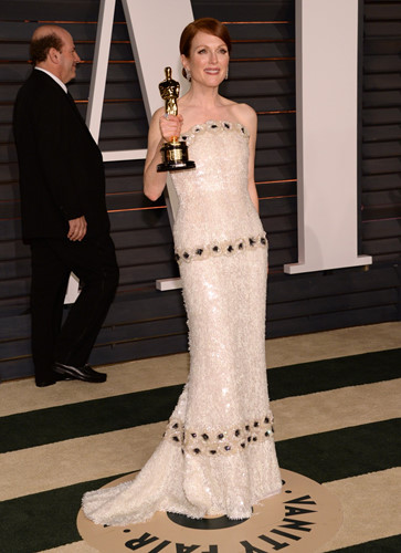 Năm 2015, Julianne Moore giành tượng vàng Oscar đầu tiên trong sự nghiệp diễn xuất của mình. Vai diễn nữ bệnh nhân Alzheimer (mất trí nhớ) Alice Howland trong 