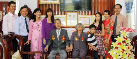 Gia đình, cháu con mừng ngày BS Nguyễn Hồng Trung nhận danh hiệu 65 tuổi Đảng vào năm 2015.