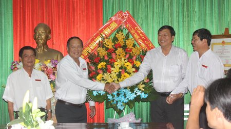  Đồng chí Nguyễn Bách Khoa (thứ 2 từ trái sang) chúc mừng ngày Thầy thuốc Việt Nam tại Sở Y tế.