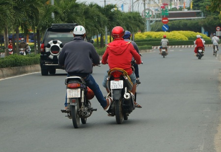 Quy định cấm các loại phương tiện kéo, đẩy xe khác khi đang lưu thông không mới nhưng hiện vẫn còn nhiều người vi phạm. Ảnh chụp trên đường Trần Phú (Phường 4- TP Vĩnh Long).