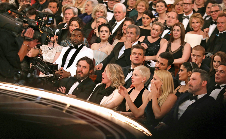 Casey Affleck không tin vào điều đang xảy ra tại lễ trao giải điện ảnh lớn nhất năm này.