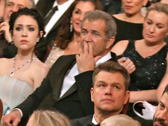Phản ứng của Mel Gibson khi người công bố kết quả gửi lời xin lỗi đến khán giả.