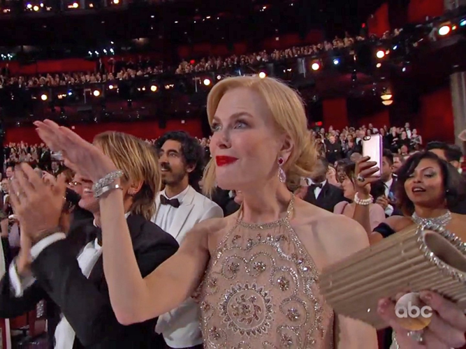 Nicole Kidman đã thực sự sốc và nở nụ cười đầy ẩn ý.