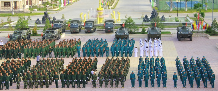 Các lực lượng tham gia lễ ra quân huấn luyện.