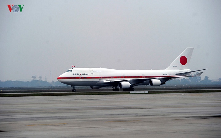 Máy bay của Chính phủ Nhật Bản chở Nhà vua và Hoàng hậu hạ cánh xuống sân bay Nội Bài, lúc 15h10 ngày 28/2/2017.