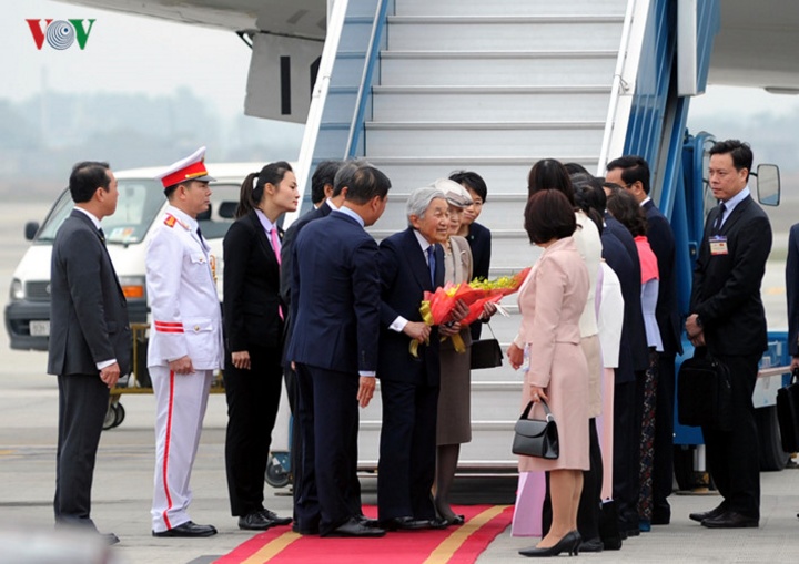 ​Nhà vua Nhật Bản và Hoàng hậu đón nhận bó hoa tươi thắm.