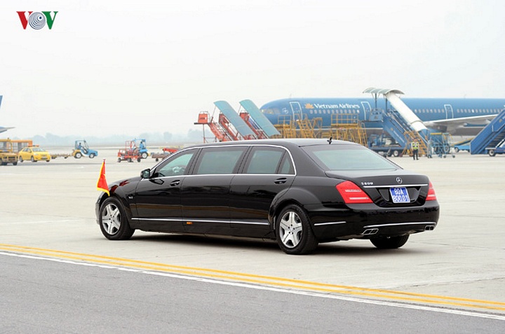 ​Xe đưa Nhà vua Nhật Bản và Hoàng hậu rời sân bay Nội Bài về khách sạn.