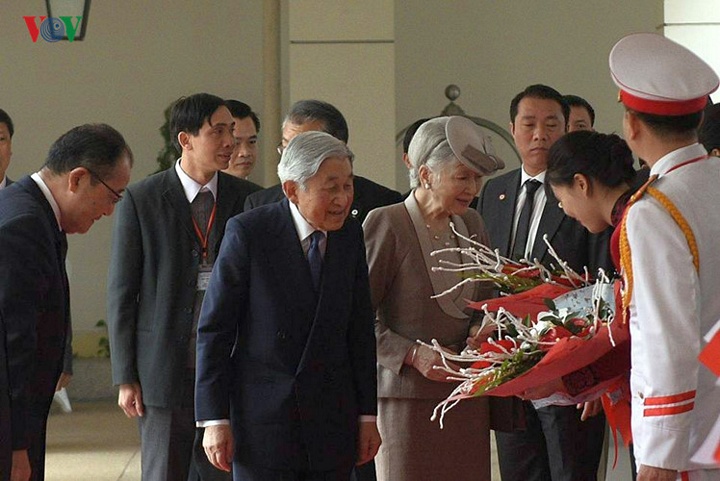 Đội lễ tân khách sạn chào đón Nhà vua Nhật Bản và Hoàng hậu. (Ảnh: Vũ Toàn).
