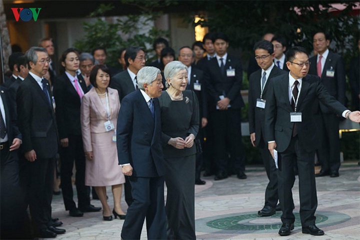 Chiều tối 28/2, Nhà vua Akihito và Hoàng hậu Michiko đã gặp gỡ các tình nguyện viên JICA đang làm việc tại Việt Nam. (Ảnh: Vũ Anh Tuấn/VOV-Trung tâm Tin)