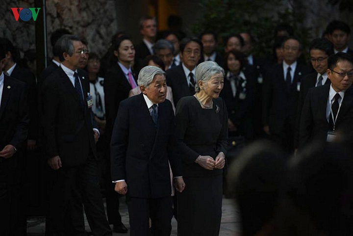 Chiều tối 28/2, Nhà vua Akihito và Hoàng hậu Michiko đã gặp gỡ các tình nguyện viên JICA đang làm việc tại Việt Nam. (Ảnh: Vũ Toàn).
