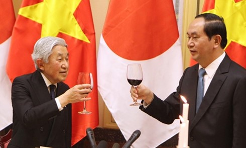 Chủ tịch nước Trần Đại Quang (phải) và Nhà vua Akihito nâng ly trong Quốc yến. (Ảnh: Giang Huy/VnExpress).